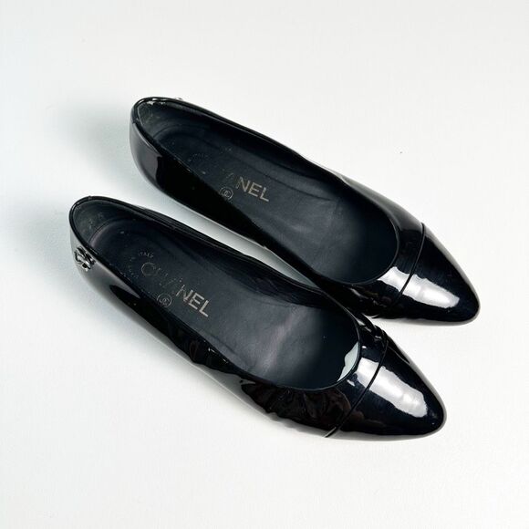 CHANEL Black Patent Leather CC Logo Ballet Flats Size 38.5 Pointed Almond Cap To - Picture 2 of 13
